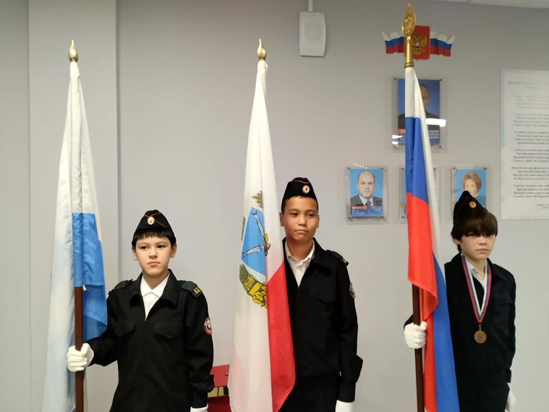 Традиционная церемония выноса флагов.