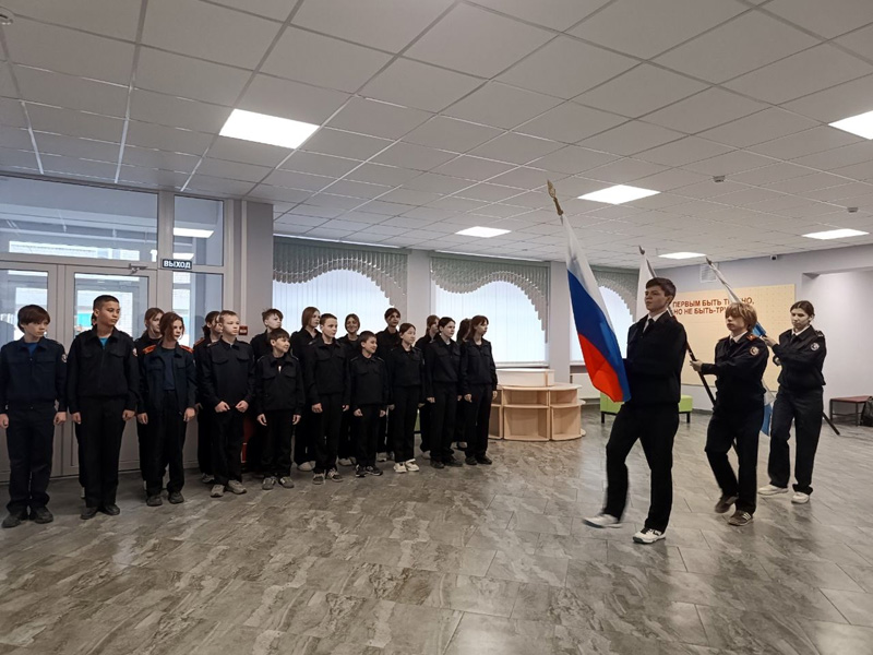 Традиционная церемония выноса флагов.